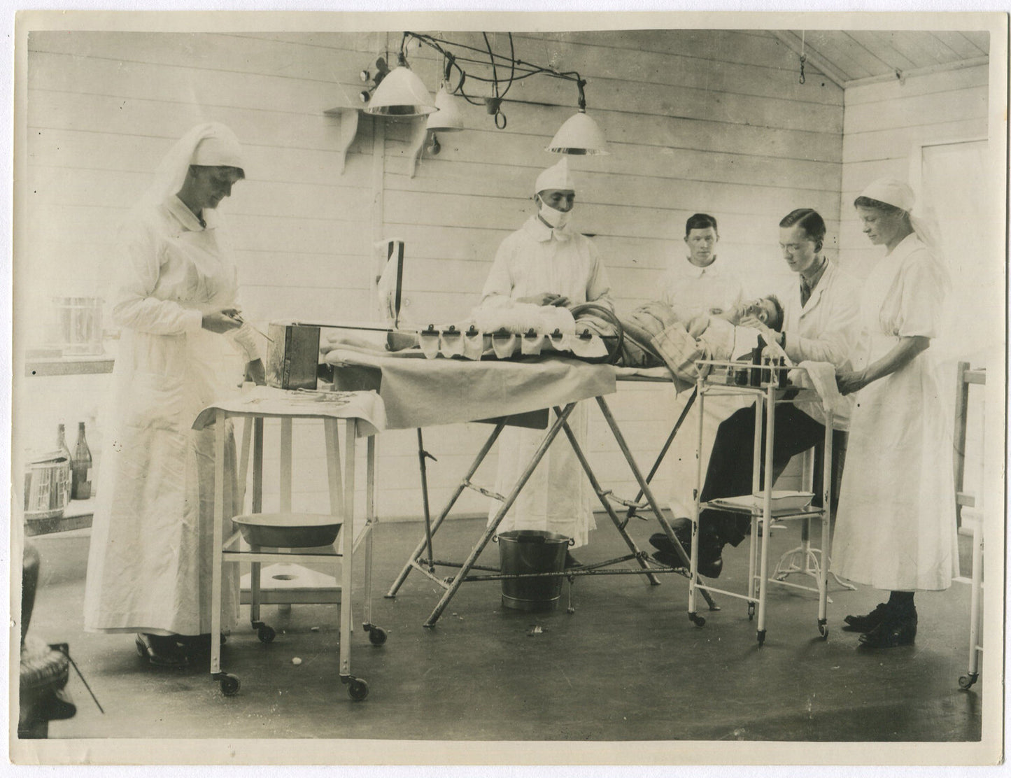 BRITISH BASE HOSPITAL, MEDICAL TEAM. WWI. (8X10 REPRINT)