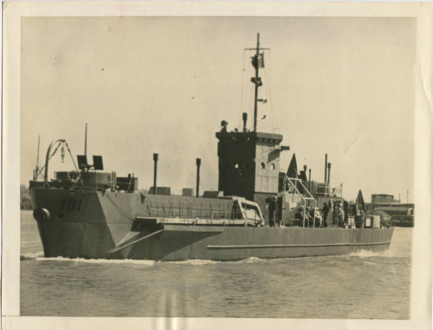 U.S. NAVY AMPHIBIOUS FORCE OFF THE ATLANTIC COAST. WWII. (8X10 REPRINT)