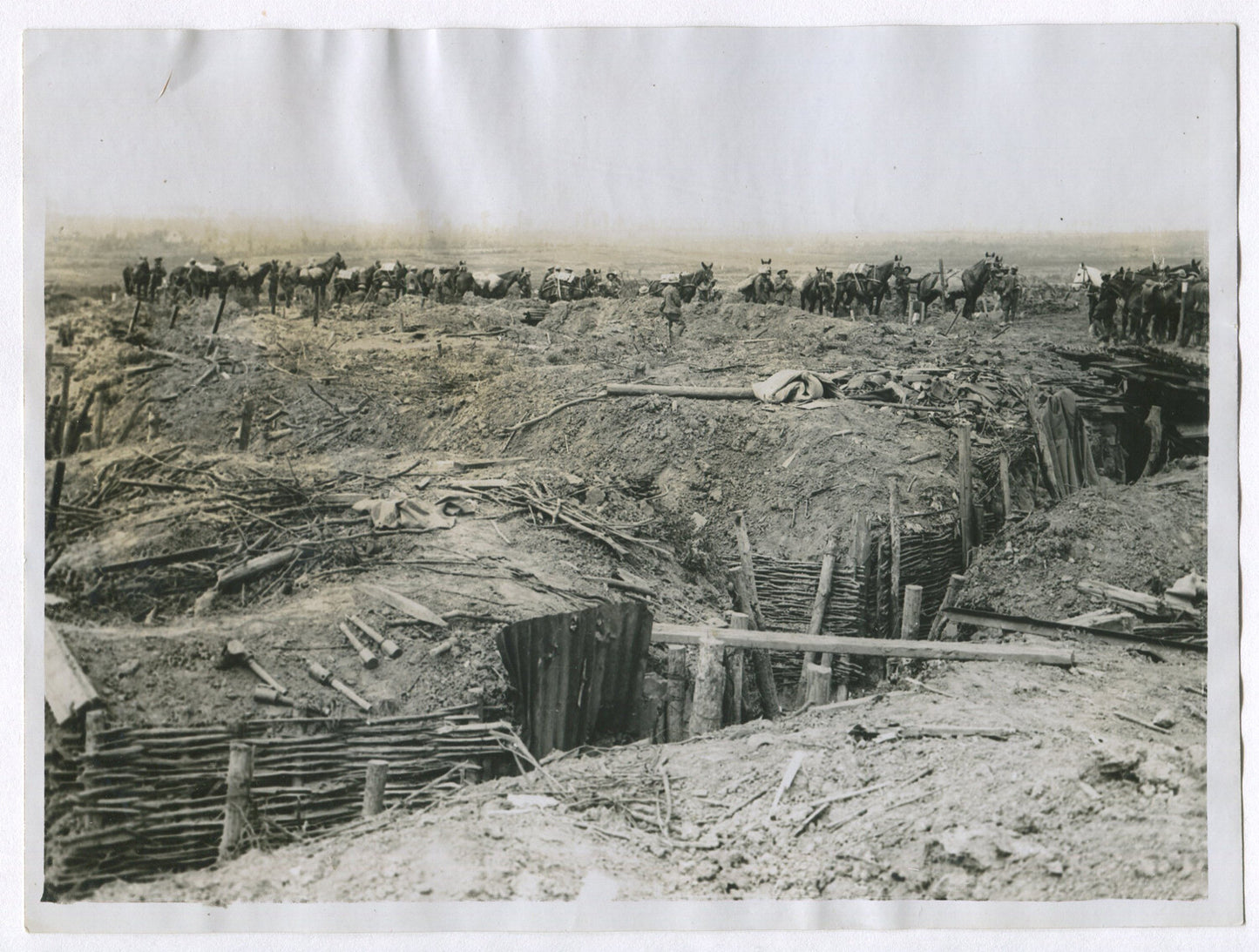 BRITISH WESTERN FRONT, BATTLE OF FLANDERS. AMMUNITION PACK. (8X10 REPRINT)