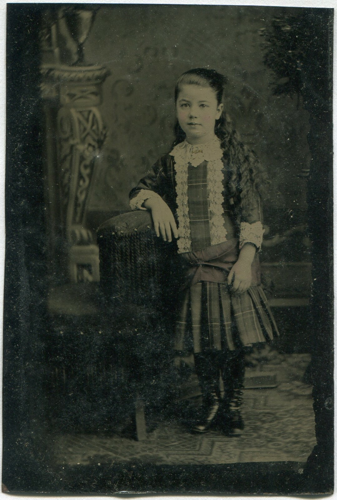 GIRL IN PRETTY DRESS. PAINTED BACKGROUND. TINTED TINTYPE.