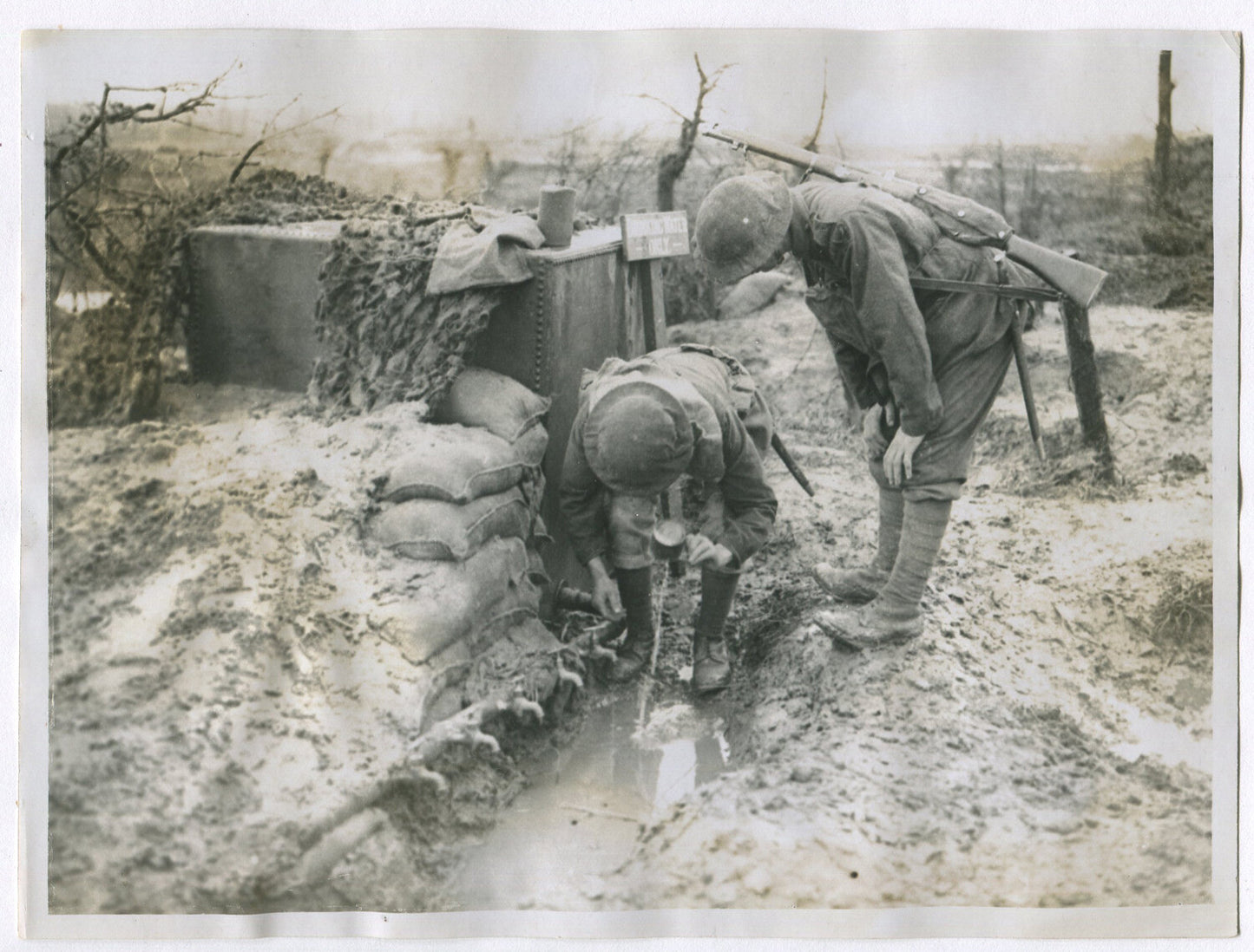 BRITISH COLDSTREAM GUARD, WESTERN FRONT. WWI. (8X10 REPRINT)