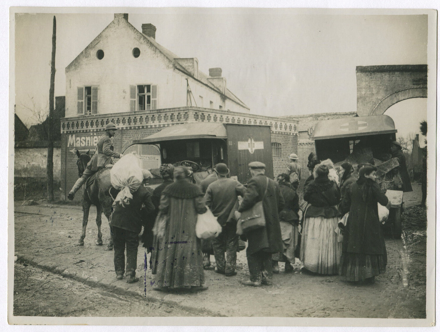 BRITISH TROOPS RESCUING FRENCH CITIZENS, CAMBRAI FRONT. WWI. (8X10 REPRINT)