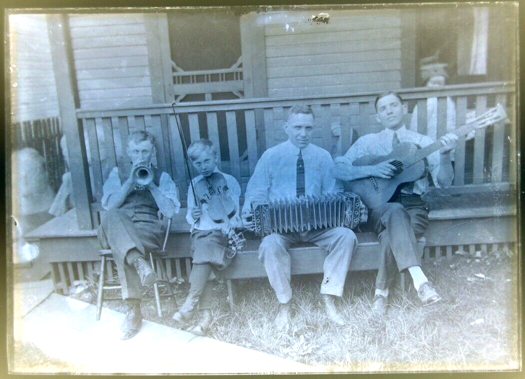 FAMILY OF MUSICIANS PLAYING ON THE PORCH. 5X7 GLASS PLATE NEGATIVE.
