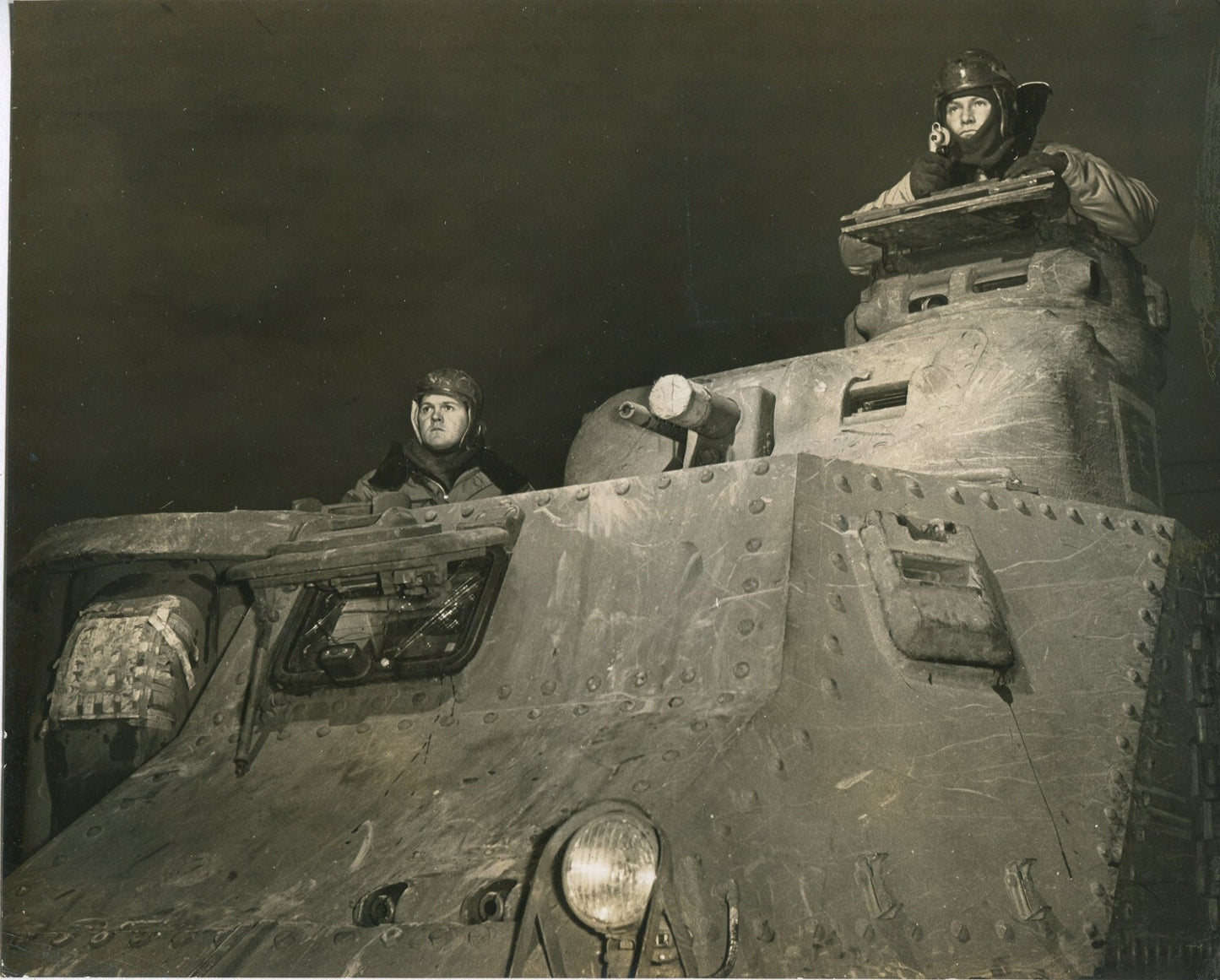 U.S. M3 TANK WITH CREW IN WINTER GEAR. (8X10 REPRINT)