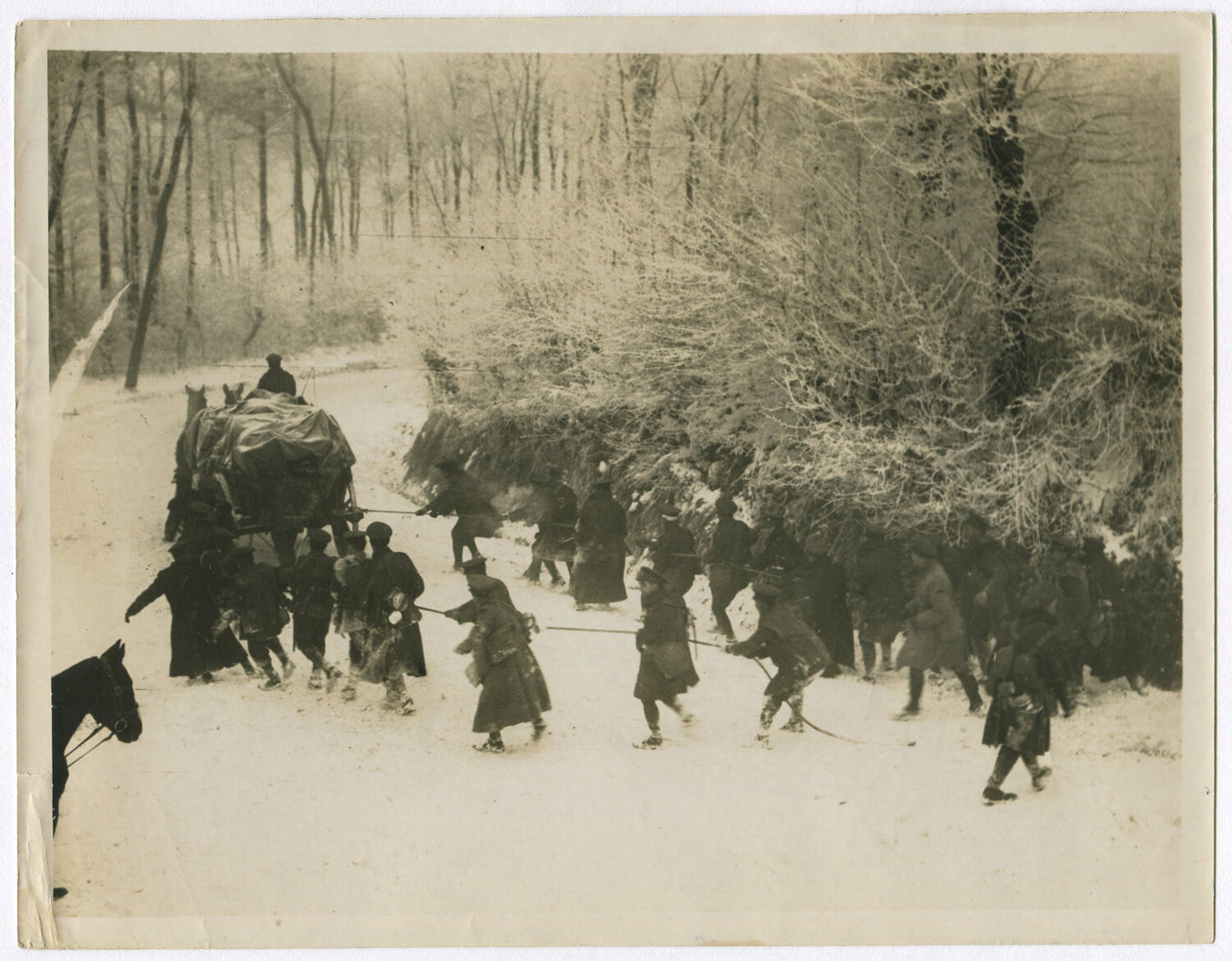 BRITISH TROOPS DEALING WITH HEAVY SNOW. WWI. (8X10 REPRINT)