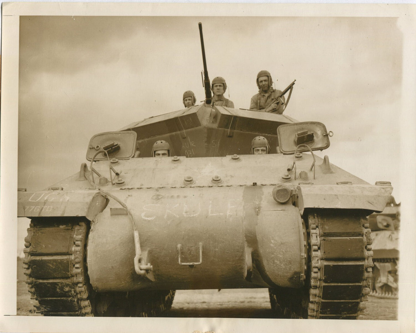 AMERICAN M10 TANK DESTROYER IN TUNISIA. WWII. (8X10 REPRINT)