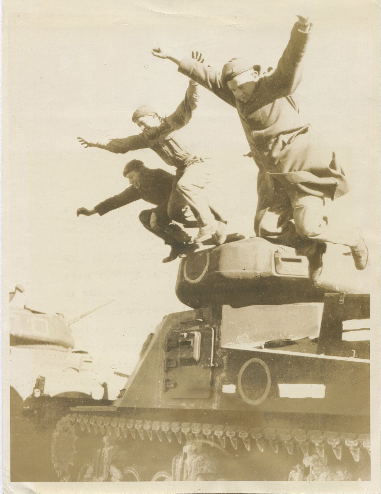 AUSTRALIAN TANK CREW PRACTICE HOPPING OUT. WWII. (8X10 REPRINT)