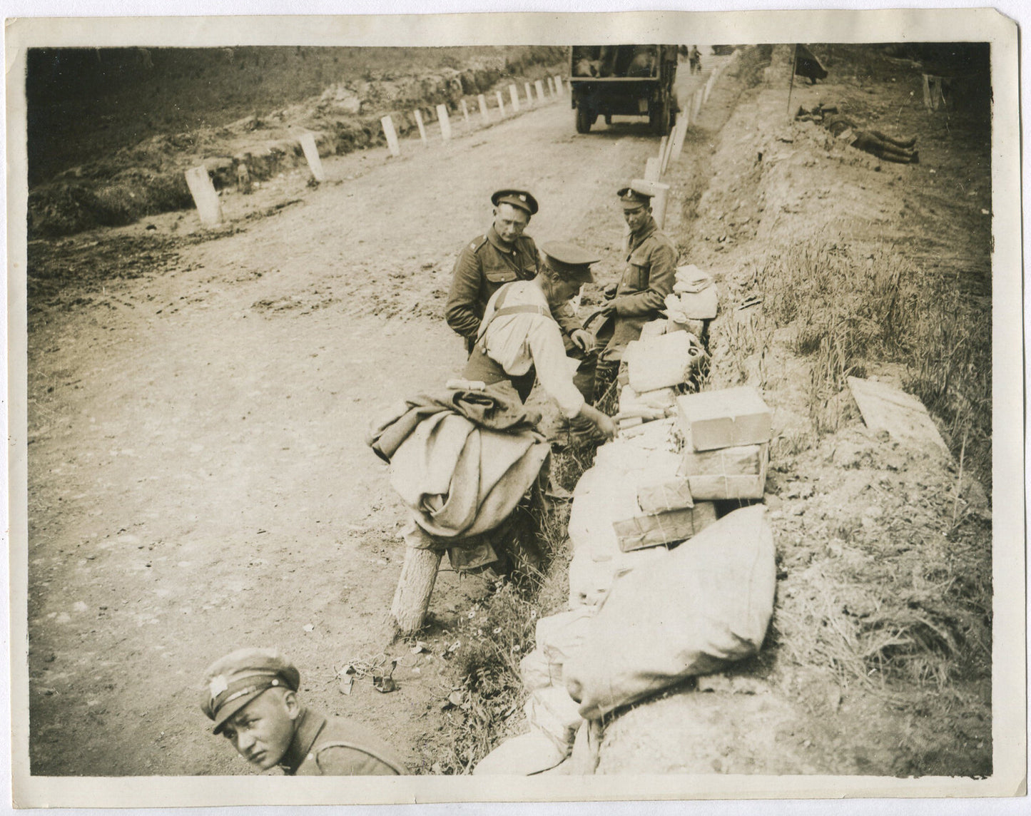 BRITISH TROOPS SORT MAIL BY ROADSIDE. WWI. (8X10 REPRINT)