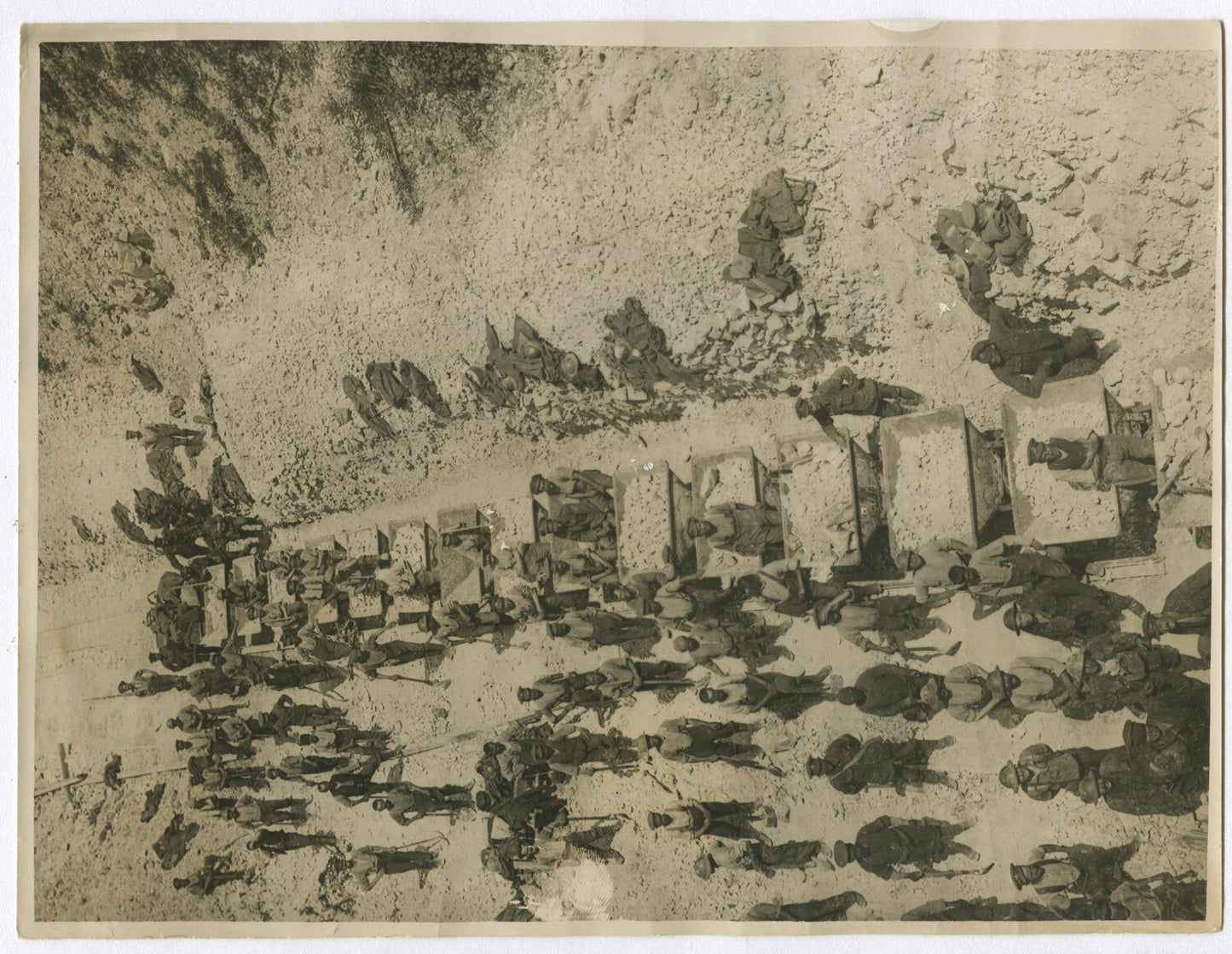 BRITISH TROOPS BUILDING A NEW RAILWAY. WWI. (8X10 REPRINT)