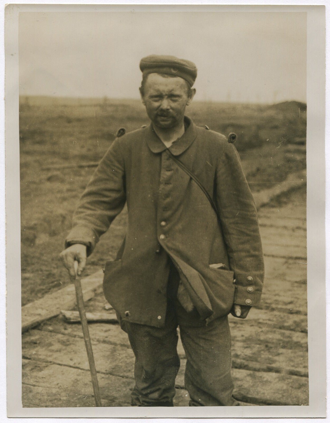 BRITISH HELD GERMAN PRISONER OF WAR. WWI. (8X10 REPRINT)