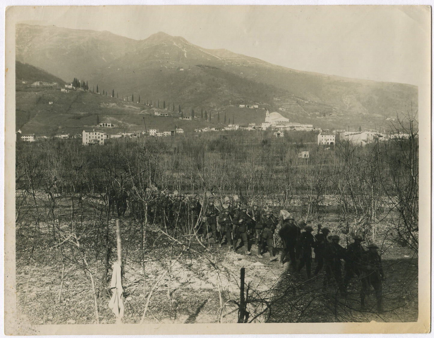 BRITISH TROOPS AT DAYS END. WWI. (8X10 REPRINT)
