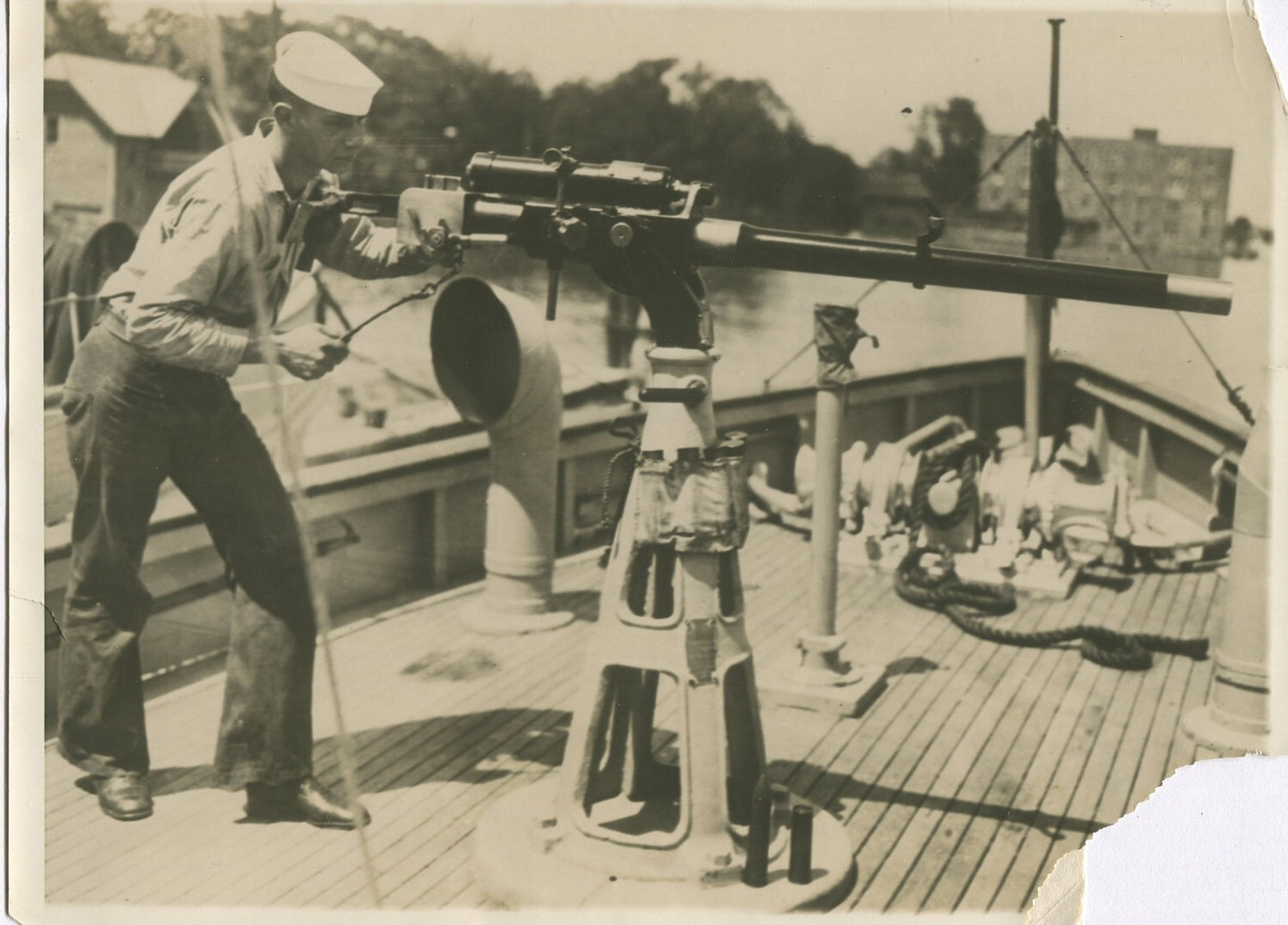 U.S. COAST GUARD MANS GUN. DETROIT RIVER. WWII. (8X10 REPRINT)