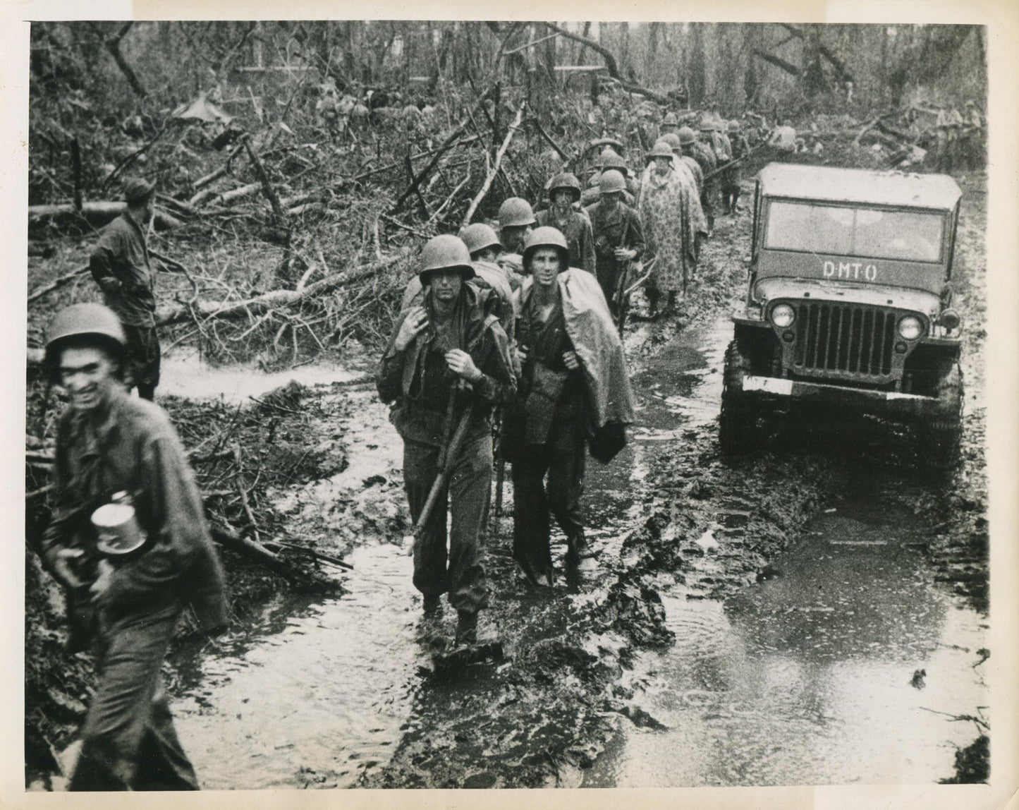 U.S. MARINES UP TO FRONT LINES. NEW BRITAIN, CAPE GLOUCESTER.WWII (8X10 REPRINT)