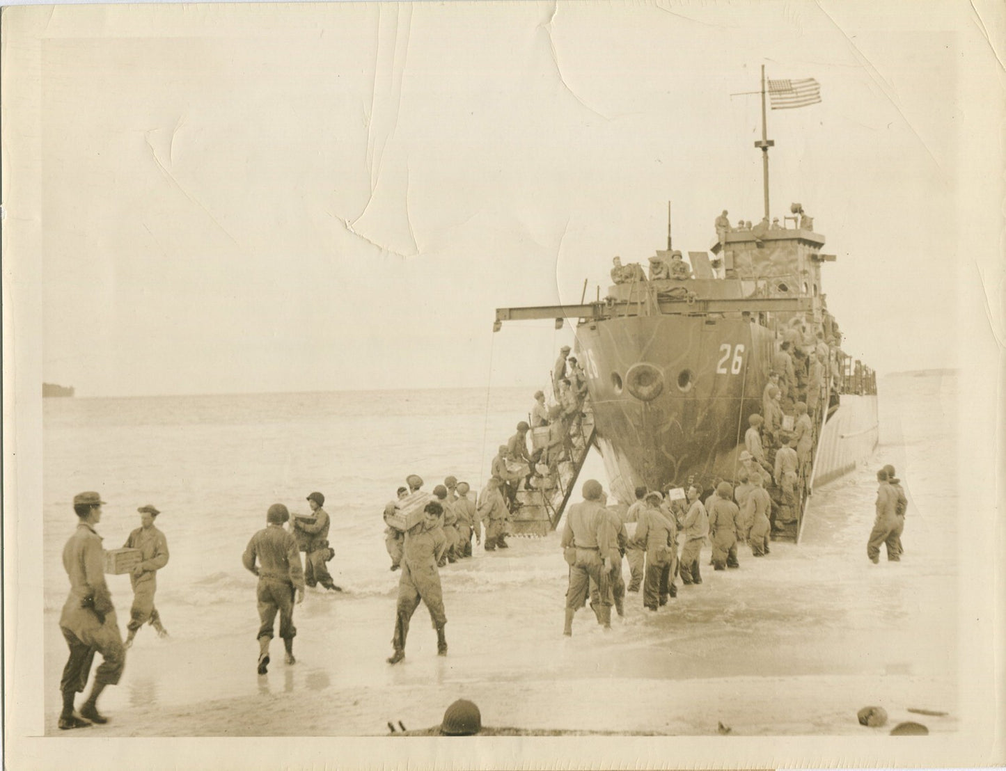 U.S. TROOPS UNLOAD BOAT. NEW GUINEA. WWII. (8X10 REPRINT)
