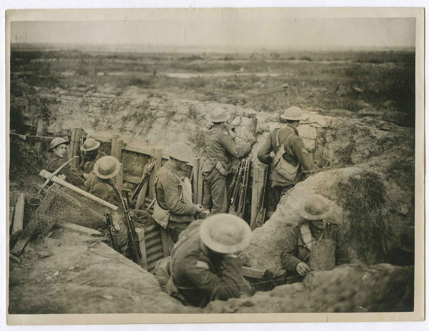 BRITISH TROOPS WAIT TO GO OVER TRENCH TO BATTLE. WWI. (8X10 REPRINT)