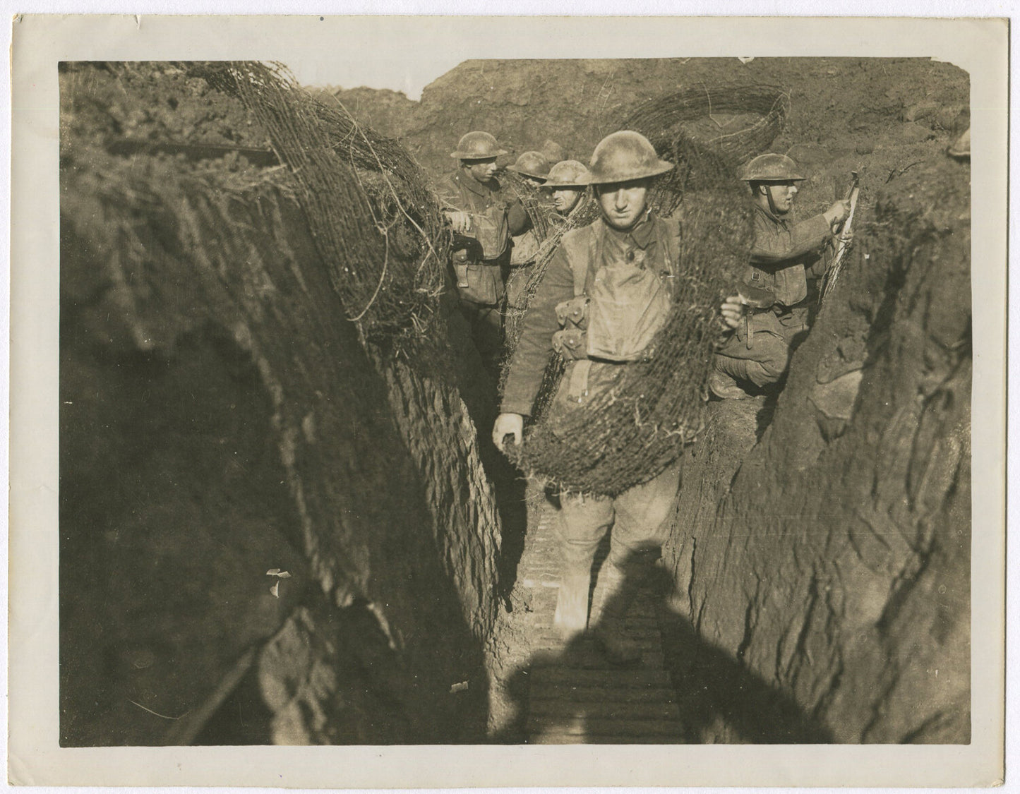 BRITISH TROOPS CARRY BARBED WIRE THROUGH TRENCH. WWI. (8X10 REPRINT)