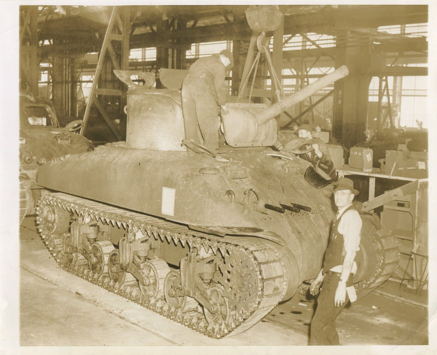 U.S. TANK PRODUCTION NEAR CLEVELAND, OHIO. WWII. (8X10 REPRINT)