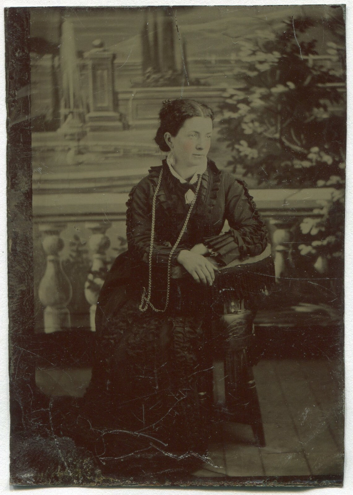 WOMAN, VERY LONG NECKLACE. PAINTED BACKGROUND TINTYPE, TINTED.