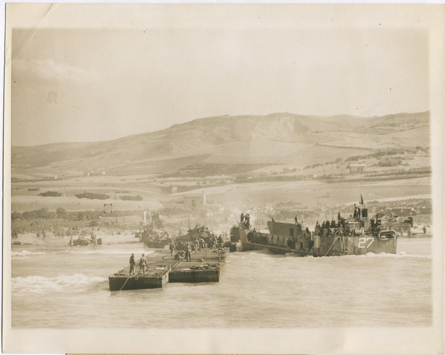 U.S. LANDING CRAFT APPROACH BEACH. ITALY. WWII. (8X10 REPRINT)