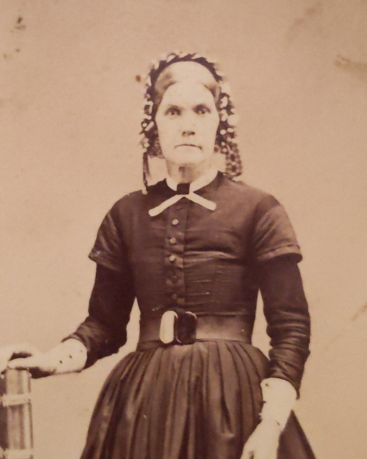 CDV PORTRAIT OF OLDER WOMAN POSING WITH BOOKS - J.N. HARDENBROOK PHOTOGRAPHER