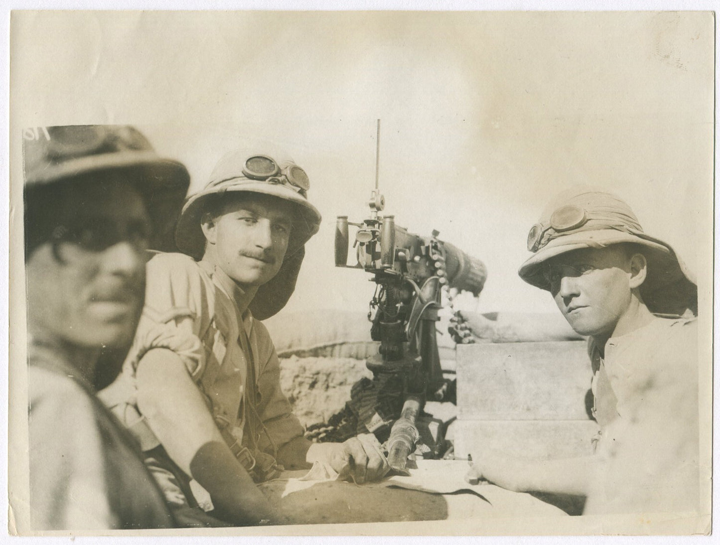 BRITISH TROOPS W/MACHINE GUN. MESOPOTAMIA. WWI. (8x10 REPRINT)