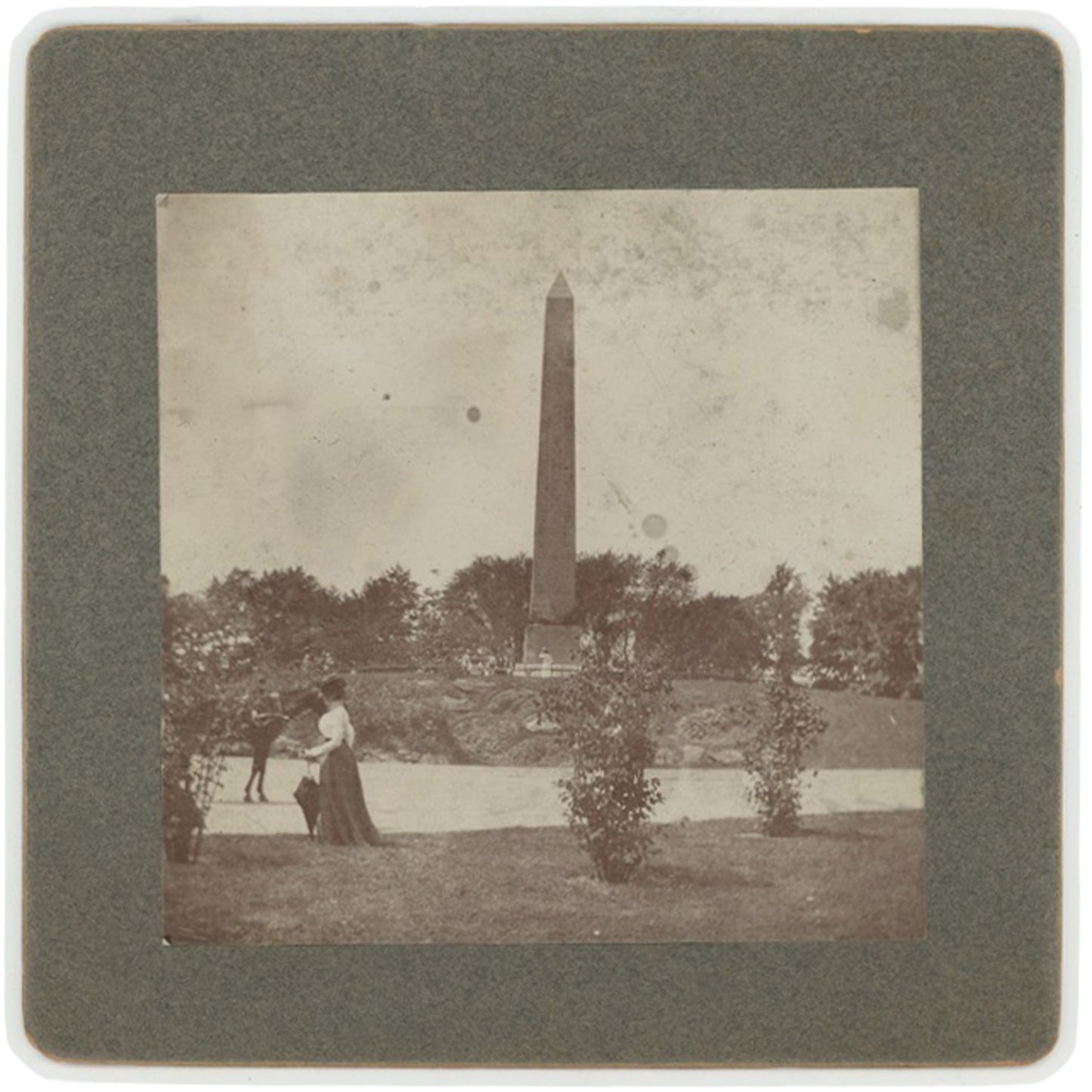 1920'S VINTAGE PHOTO - CLEOPATRA'S NEEDLE OBELISK NEW YORK CITY. VICTORIAN WOMEN