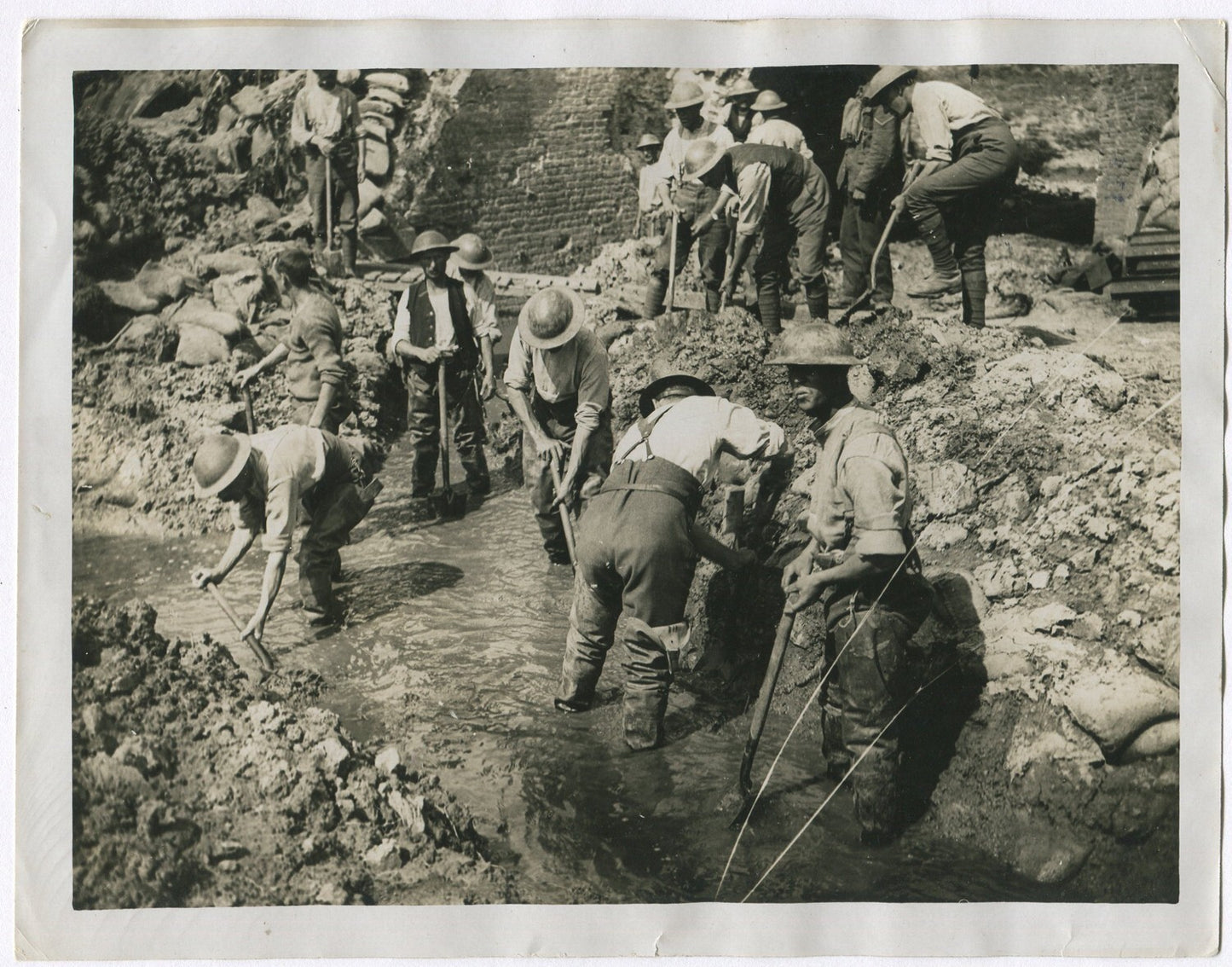 BATTLE OF FLANDERS, BRITISH DRAIN TRENCH. WWI. (8x10 REPRINT)
