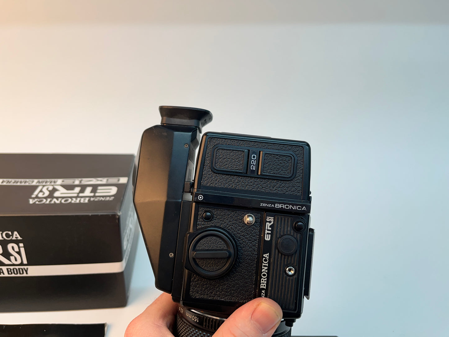 Bronica ETRsi Camera Kit + 150mm Lens 220 back and Eye Level Finder 15425365