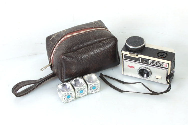 126 Camera Outfit Kodak Instamatic 154 w Flash Cubes & Case