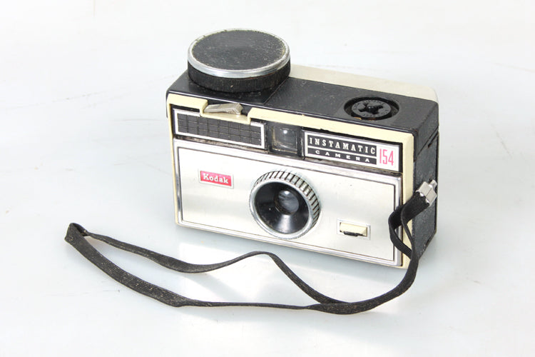 126 Camera Outfit Kodak Instamatic 154 w Flash Cubes & Case