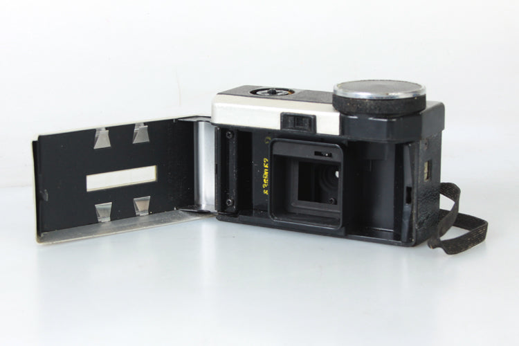 126 Camera Outfit Kodak Instamatic 154 w Flash Cubes & Case