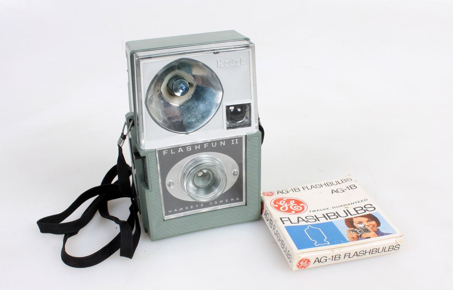 KODAK GREEN FLASHFUN II FILM CAMERA W/ FLASH BULBS//VINTAGE CAMERA