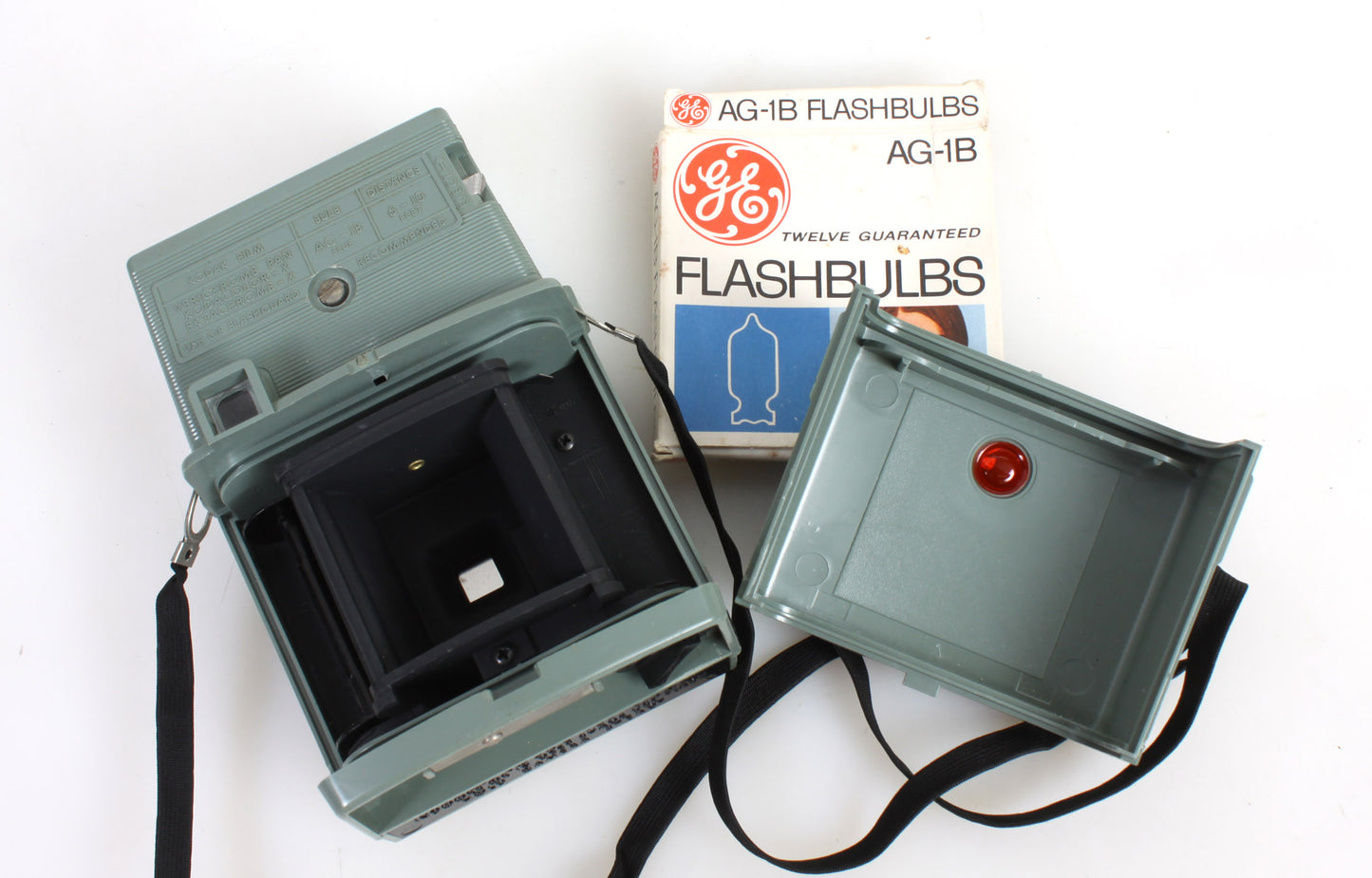 KODAK GREEN FLASHFUN II FILM CAMERA W/ FLASH BULBS//VINTAGE CAMERA