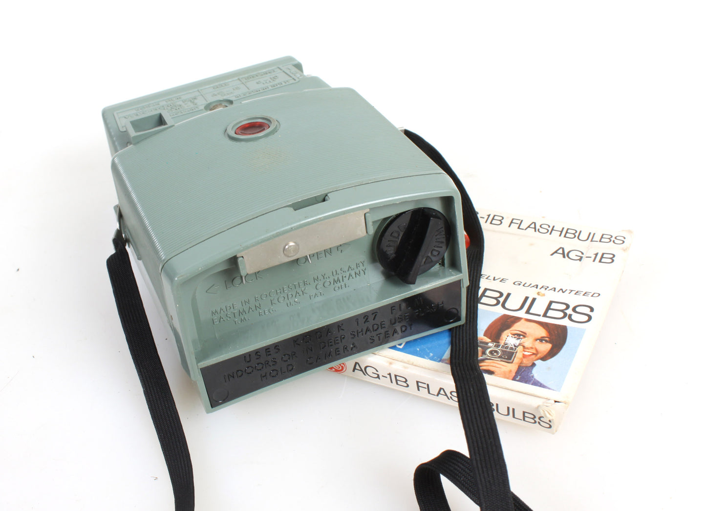 KODAK GREEN FLASHFUN II FILM CAMERA W/ FLASH BULBS//VINTAGE CAMERA
