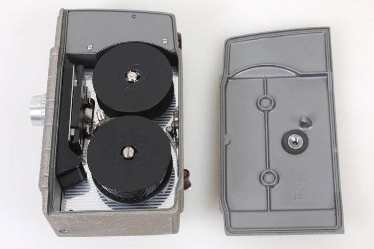 BELL & HOWELL TWO TWENTY 8MM CINE/MOVIE CAMERA VINTAGE