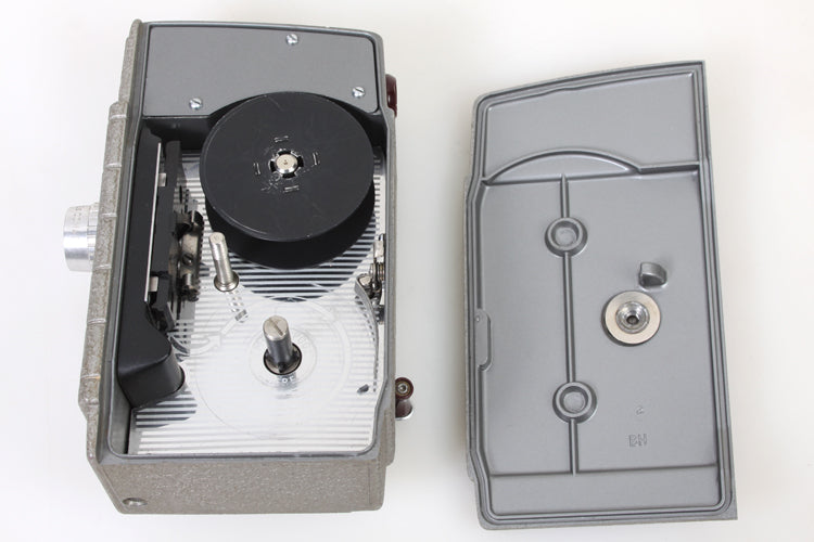 BELL & HOWELL TWO TWENTY 8MM CINE/MOVIE CAMERA VINTAGE