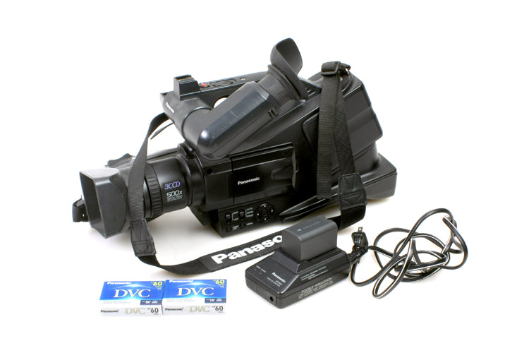 Ag-dvc20p Panasonic 3ccd Minidv Camcorder Ag Dvc20 With Charger & 2 Tapes