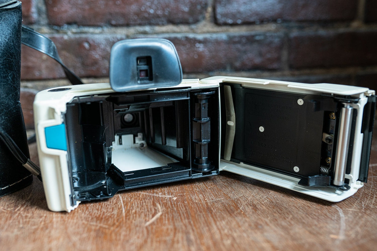 Polaroid Swinger Model 20 Camera Outfit w/ Case, Bulbs, Manual, Coaters