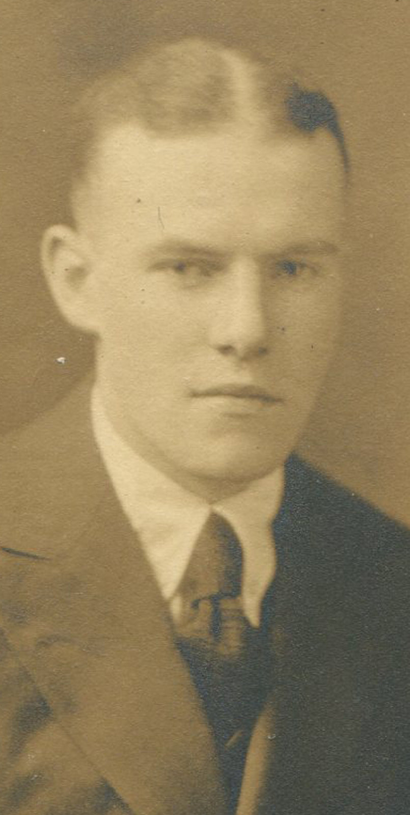 MAN WITH CENTER PART IN SLICK HAIR, DOUBLE BREASTED SUIT. 1920s.