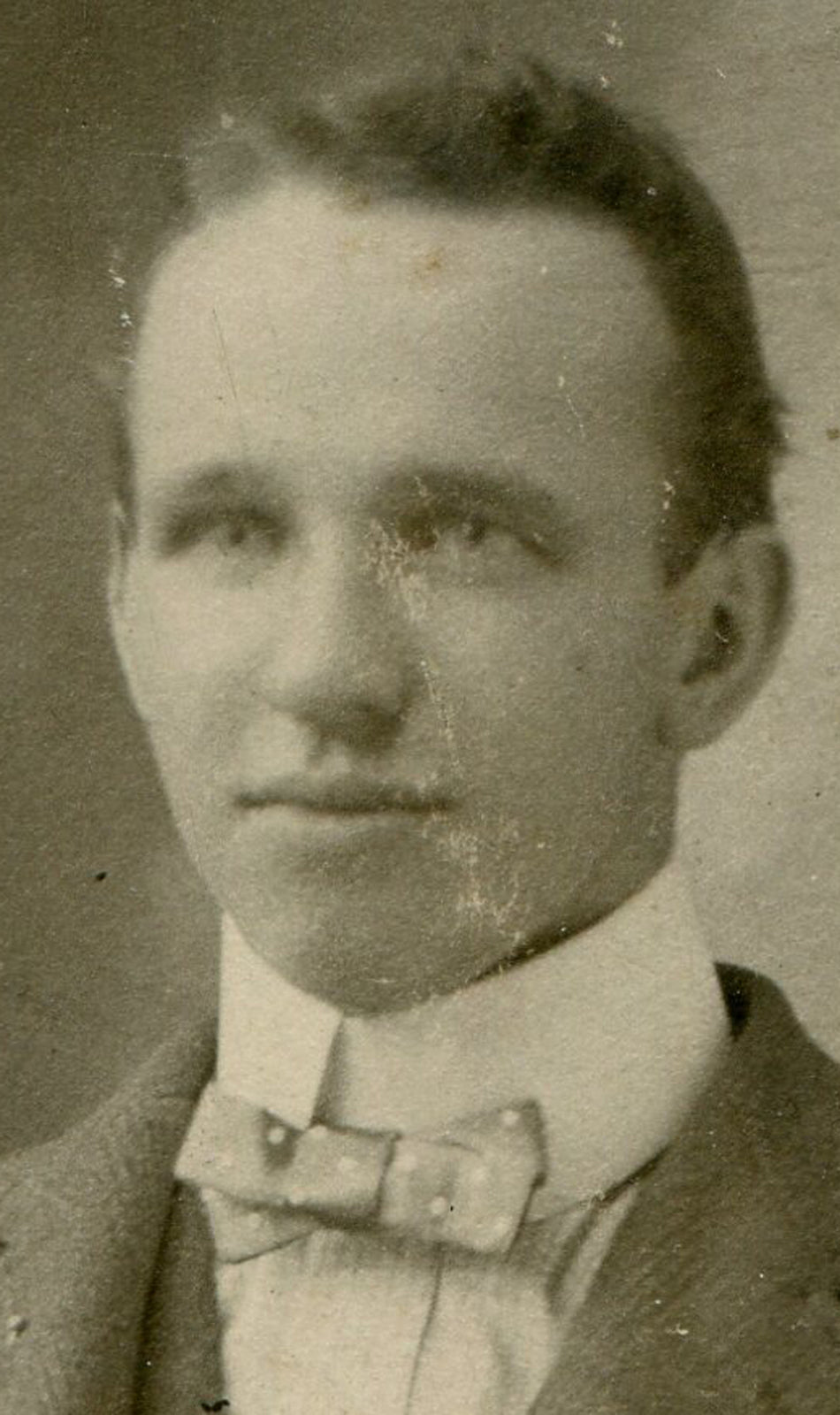 FRESH FACED YOUNG MAN IN HIGH COLLAR AND BOW TIE. CIRCA 1900.