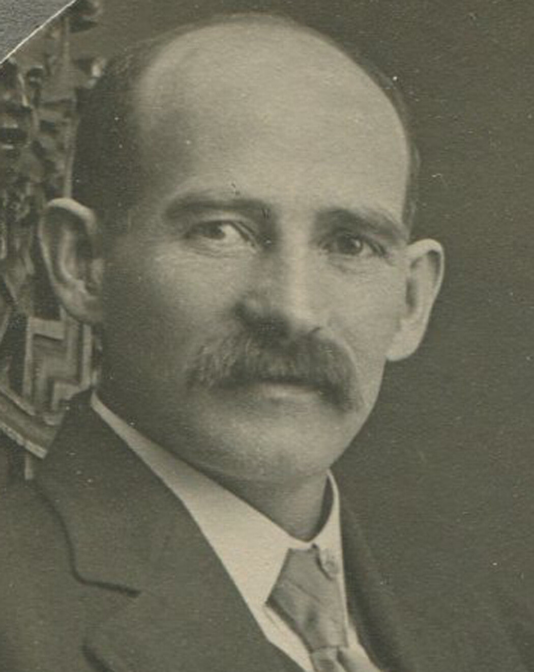 SMUG MAN WITH THICK MUSTACHE, NICE SUIT. SILVER PRINT CIRCA 1900.