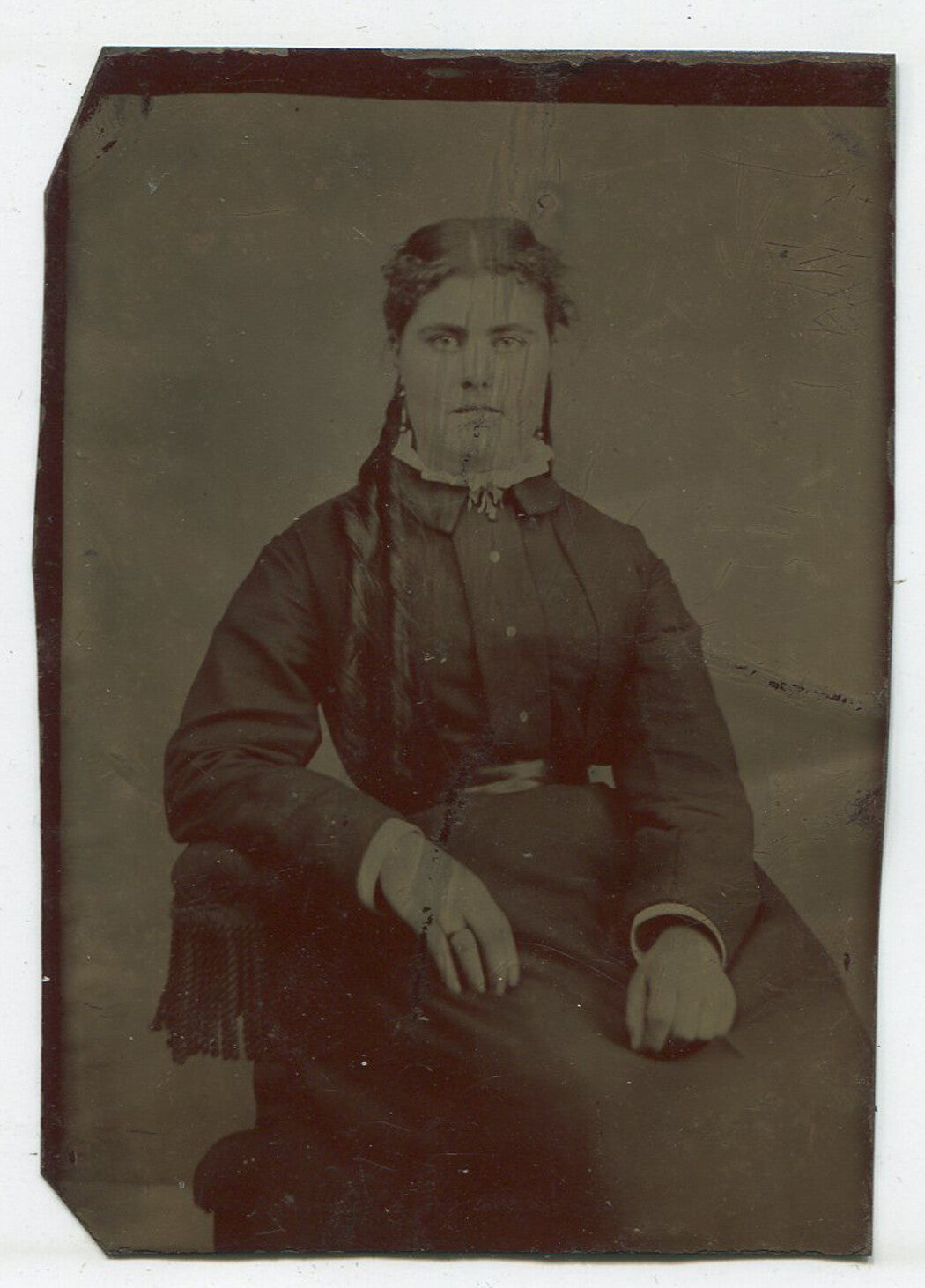 SERIOUS WOMAN WITH LONG RINGLET CURLS. TINTYPE.