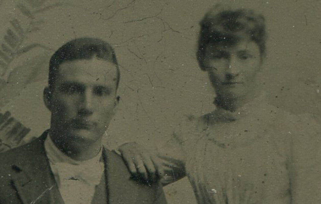 COUPLE, VERY YOUNG WOMAN. TINTYPE.