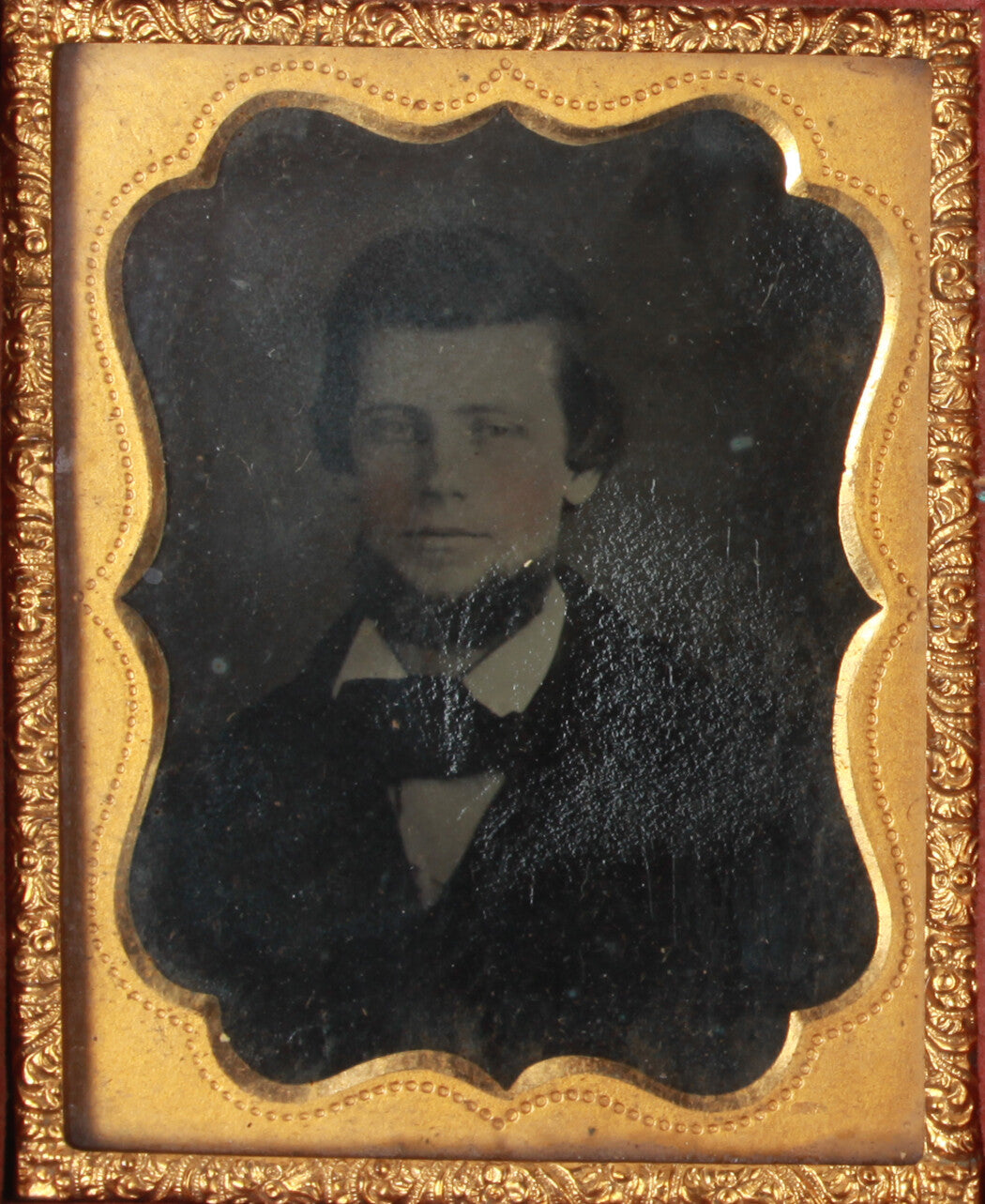 MAN WITH CHIN BEARD. TINTED 9TH PLATE TINTYPE IN FULL CASE.