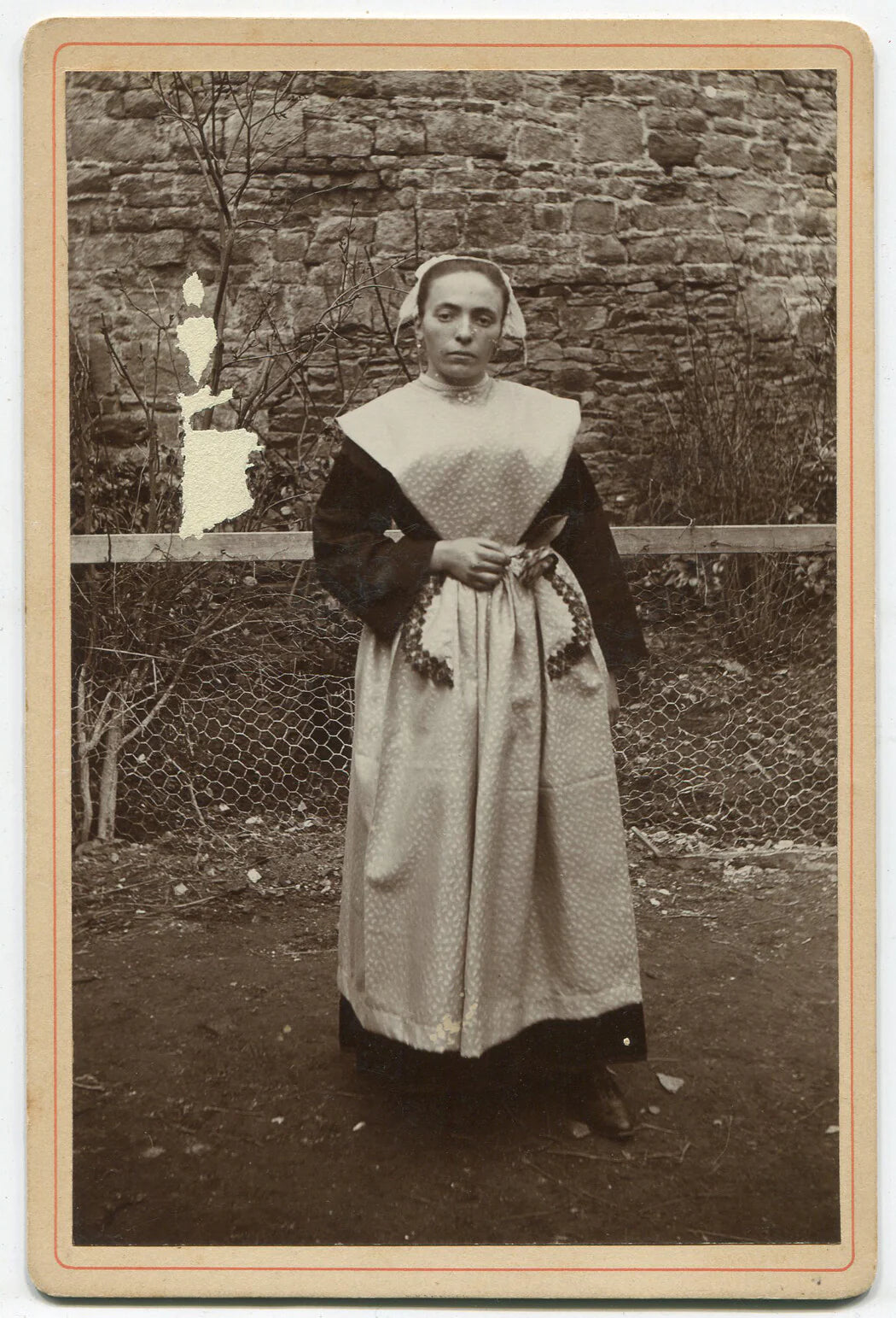 WOMAN IN PILGRIM COSTUME. CABINET CARD.