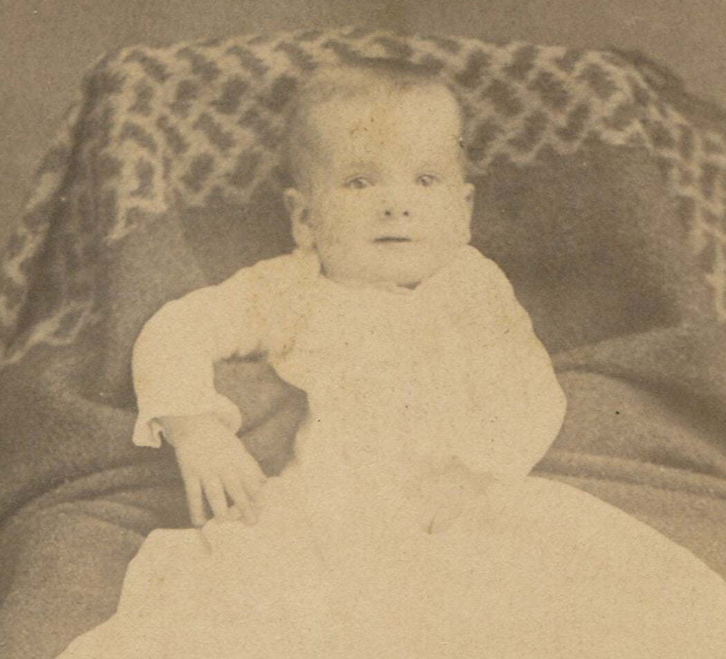 HIDDEN MOTHER, CHILD POSED ON CHAIR. CABINET CARD.