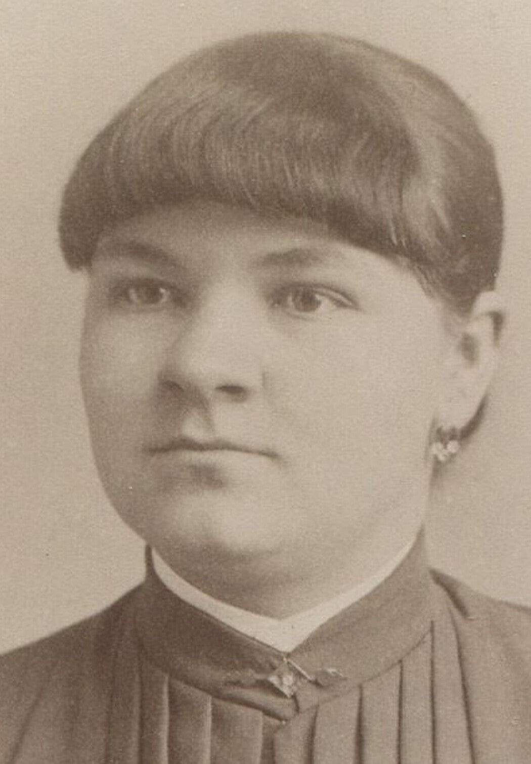 Vintage cabinet card photo: dark-haired woman with thick bangs, Akron Ohio -