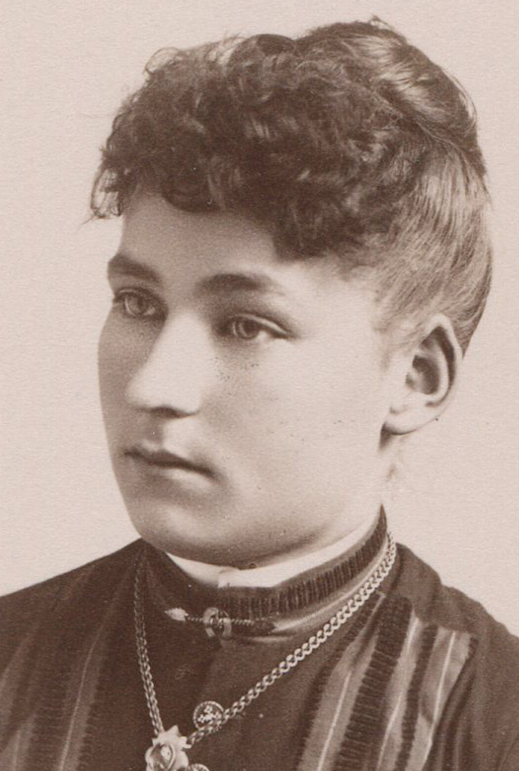 PUFFY EYED WOMAN, CURLY BANGS. CABINET CARD. AKRON, OHIO.