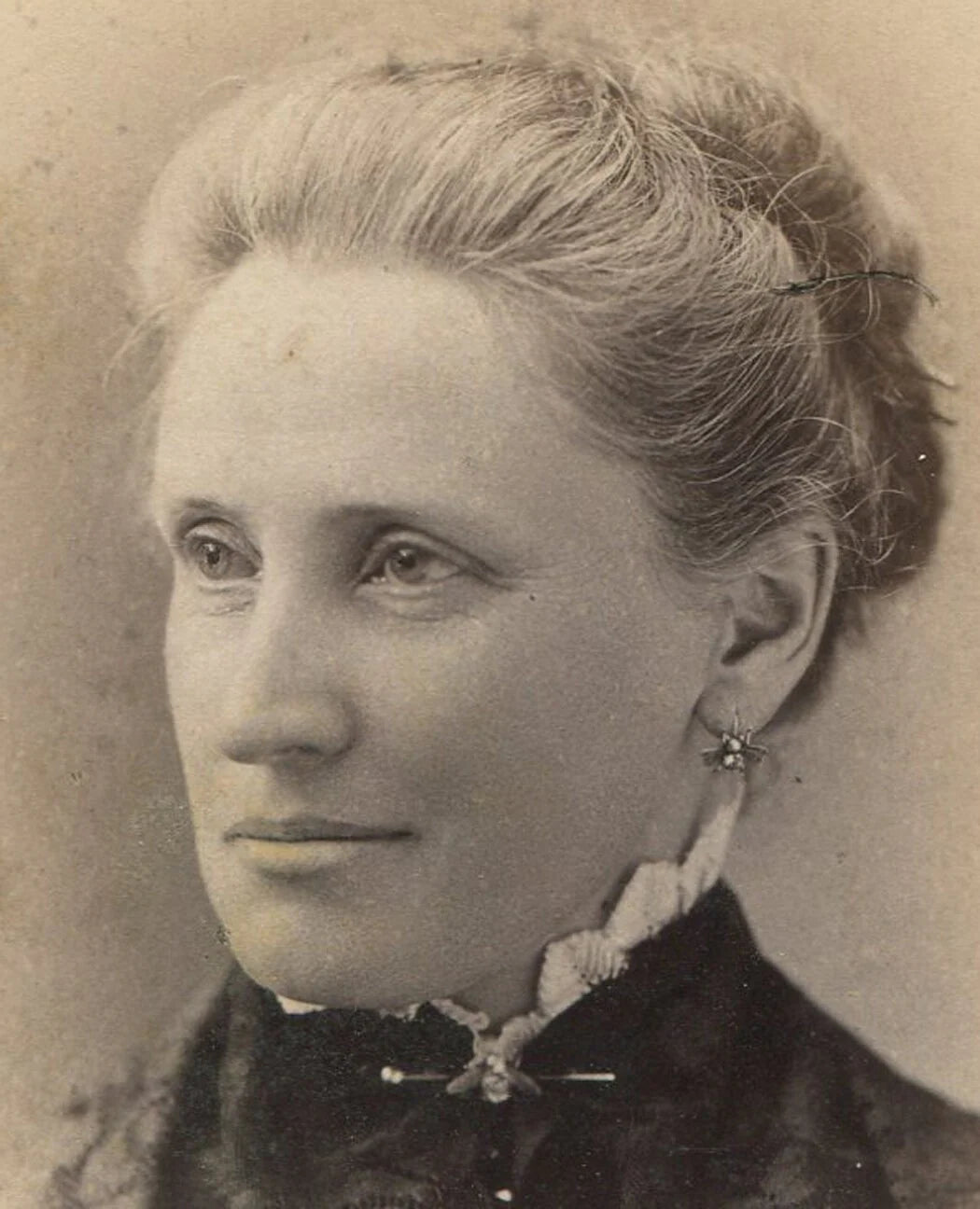 Vintage Cabinet Card Photo: Woman with Knowing Expression, Newark NJ Portrait,