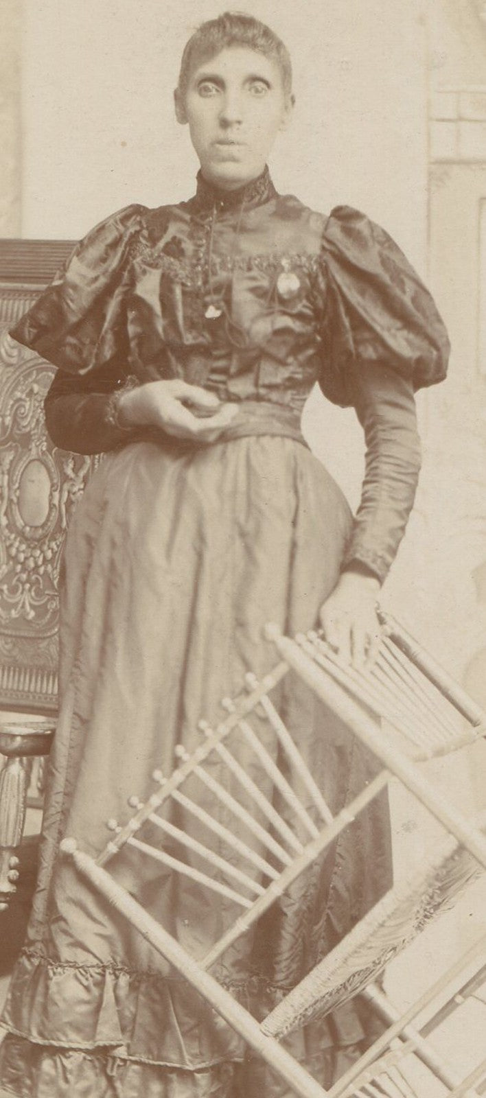 Vintage cabinet card portrait - poised Columbus, Ohio woman, original early